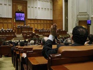 Senatul şi-a suspendat şedinţa pentru ca senatorii PSD să semneze plângerea împotriva lui Băsescu