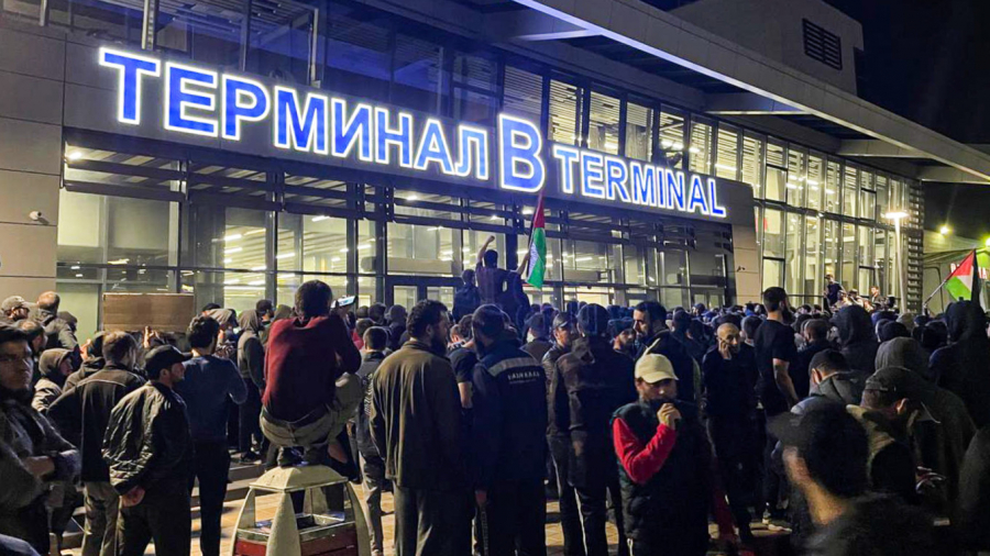 Aeroportul din Daghestan, asediat de mulțime