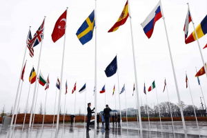Drapelul Suediei, înălțat la sediul NATO