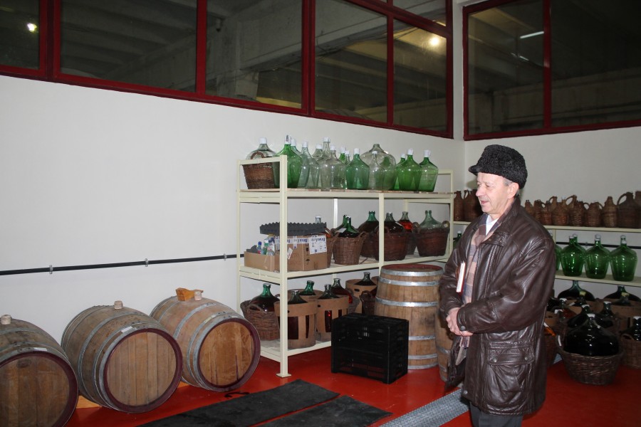 REPORTAJ/ CHINURILE facerii VINULUI de Bujoru (FOTO)