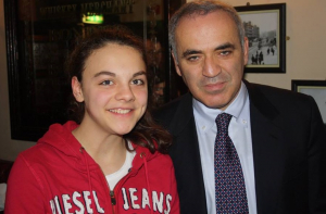 În imagine, Diana alături de Gari Kasparov (probabil cel mai complet jucător de șah - fost campion mondial)