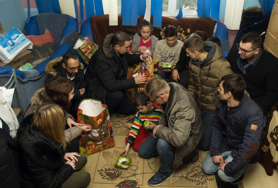 Cu ajutorul tinerilor social-democraţi, sărbători mai frumoase pentru familii nevoiaşe