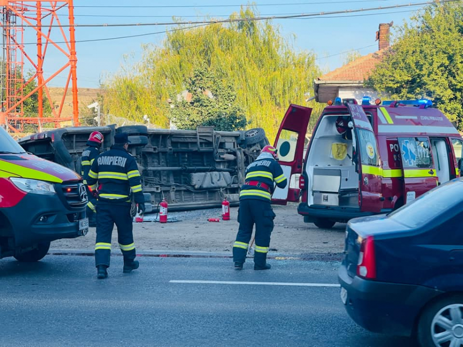 UPDATE Grav accident rutier la Șivița. Un tir a intrat într-un microbuz plin cu persoane