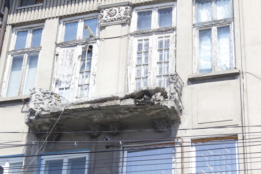 Balconul din Bălcescu 8, pericol public