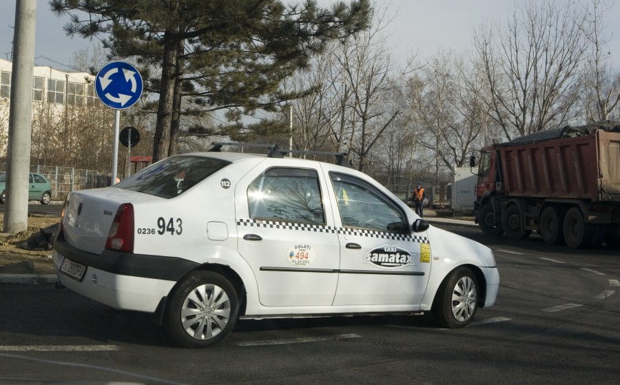 Fluidizarea traficului rutier gălăţean / De la „undă verde”  la centură şi camere video