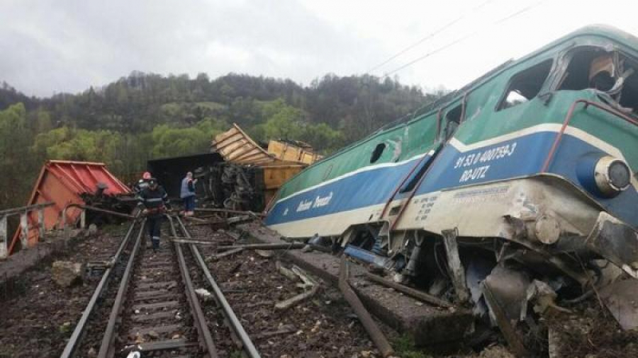 Tren deraiat pe un pod prăbușit