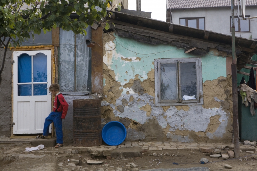 Şase copii ai unei familii din Smârdan trăiesc ca în evul mediu