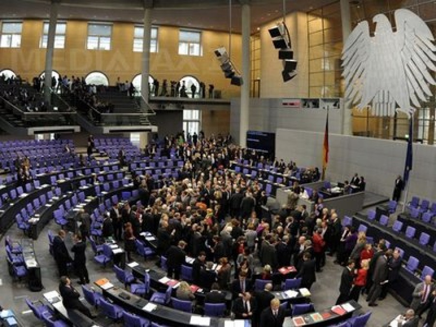 Parlamentul german a aprobat planul de creştere a resurselor fondului de urgenţă destinat zonei euro