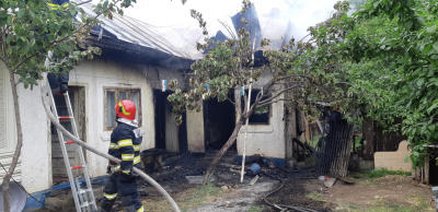 Salvatori intervenind la incendiul din comuna Barcea