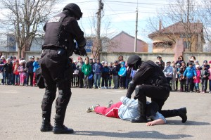 &quot;Săptămâna altfel&quot; la Poliţia Locală Galaţi. Exerciţii demonstrative şi sfaturi utile pentru elevi (FOTO)