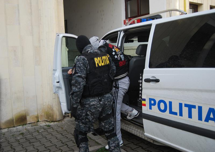 Doi proxeneţi au ajuns de mână după gratii