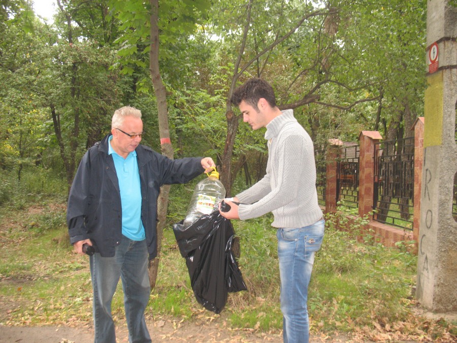 „Let’s do it, Romania!” / Aproximativ 70 de saci de gunoi au fost strânşi la Galaţi