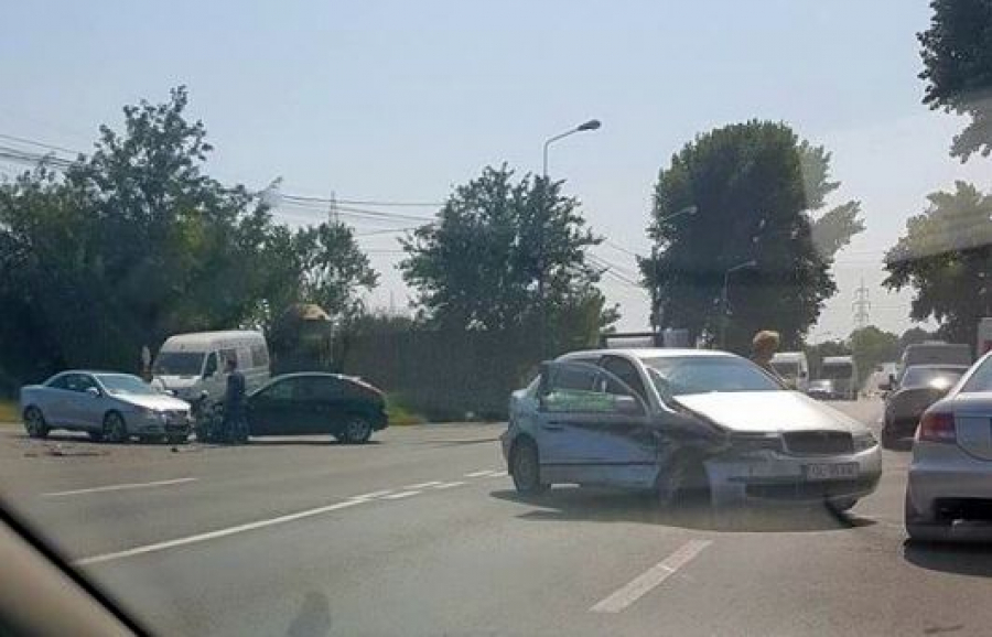 ACCIDENT cu trei maşini pe Centură. Trei persoane sunt rănite