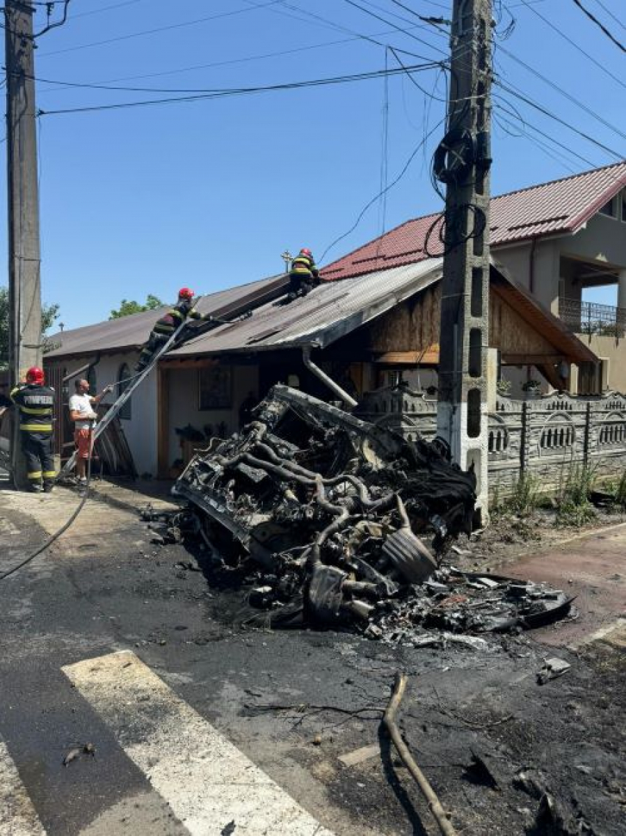 Accident teribil în fața bisericii! O mașină a luat foc după ce a lovit în plin alte trei (FOTO)