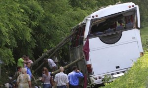 ACCIDENT deosebit de GRAV la Braşov. Un autocar cu 25 de pasageri S-A RĂSTURNAT într-o râpă