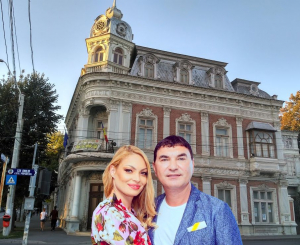 Valentina Pelinel și Cristi Borcea, fotografiați în fața Farmaciei Ținc