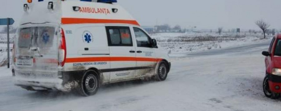 IARNA LA GALAŢI/ O AMBULANŢĂ a rămas BLOCATĂ în nămeţi şi mai mulţi DEGERAŢI au fost adunaţi de pe străzi