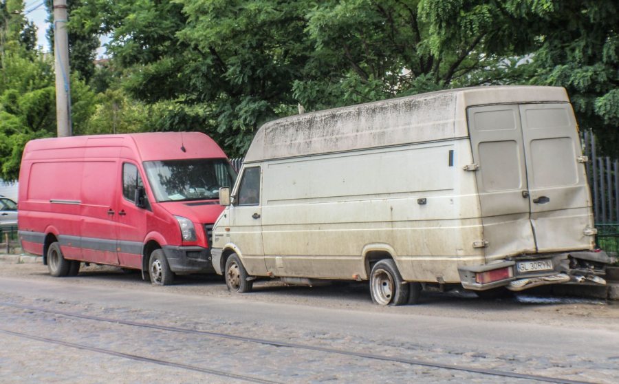 Situaţie ”stranie” lângă Piaţa Basarabiei. Pe Calea Prutului, o rablă dispare, alta apare!