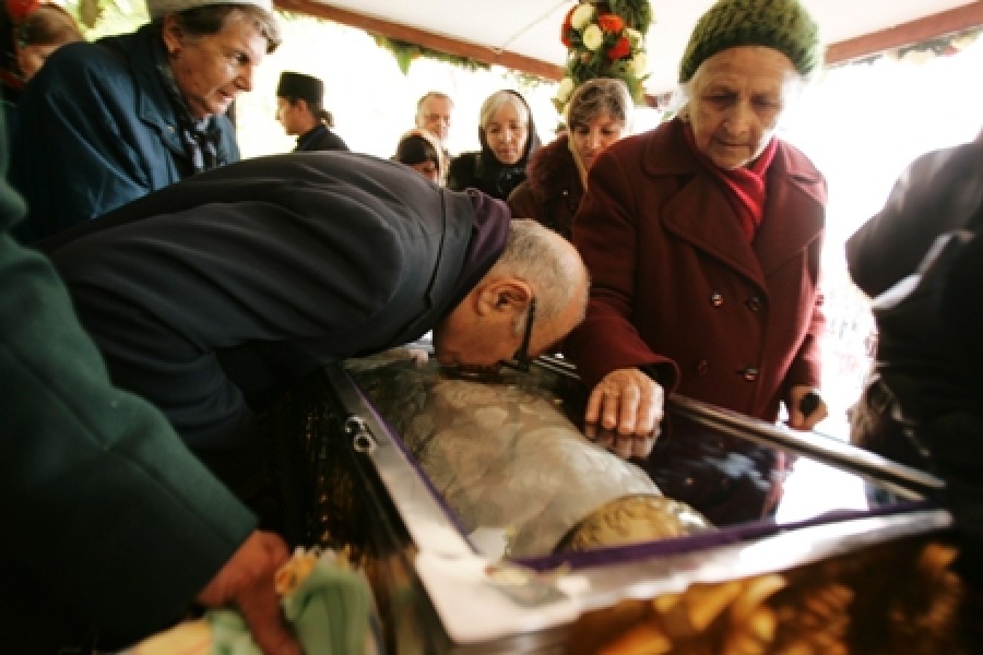 Mii de persoane s-au închinat la MOAŞTELE Sfântului Constantin Brâncoveanu