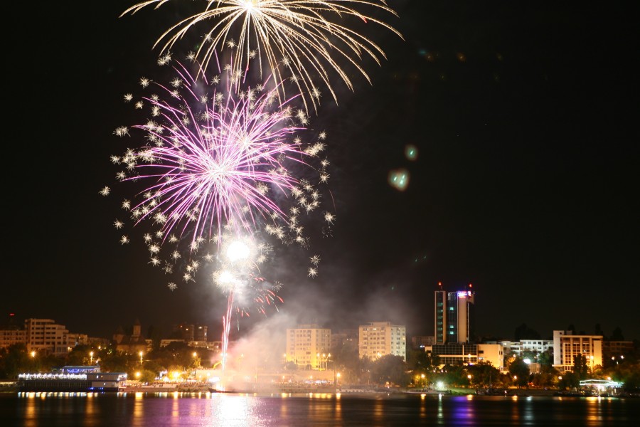 România şi Austria se DUELEAZĂ în focuri de artificii/ SPECTACOL INCENDIAR pe Dunăre