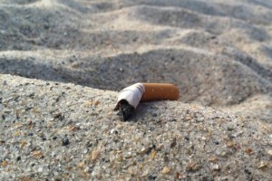 Gestul unei tinere de a arunca chiştocul pe jos nu a rămas nepedepsit. Mulţi ne-am dori să se APLICE şi în Galaţi astfel de amenzi