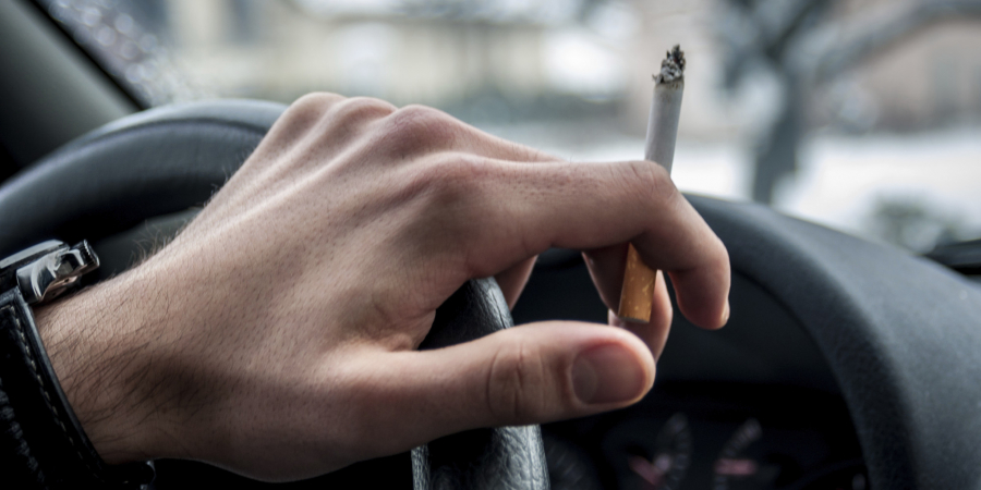 Taximetrist amendat din cauza fumatului