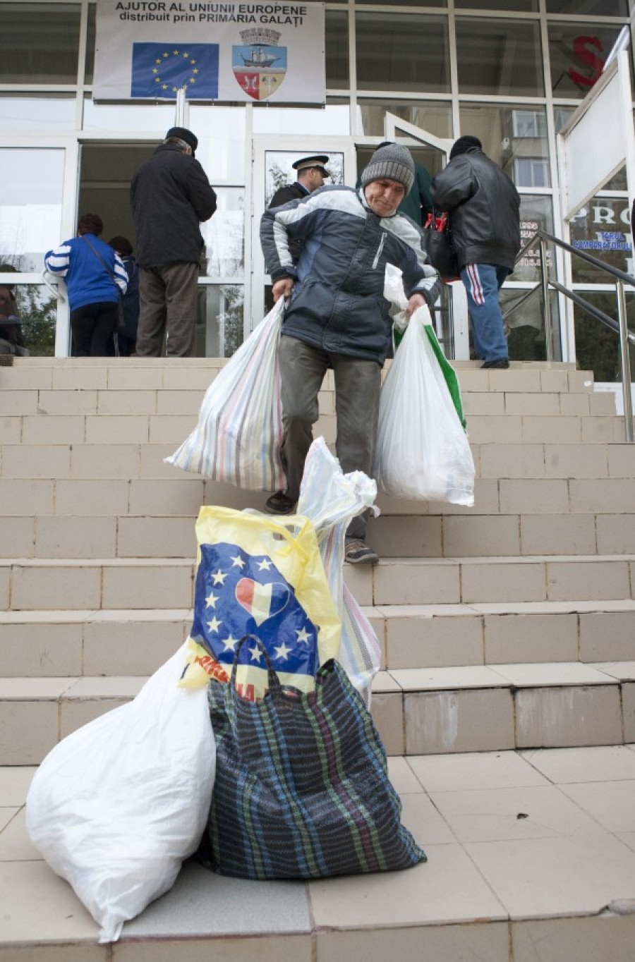 Nemulţumiţi, dar cu traista plină. Buluceală la distribuirea alimentelor UE