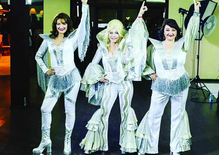 Costumele din „Mamma Mia!“, expuse la Bucureşti