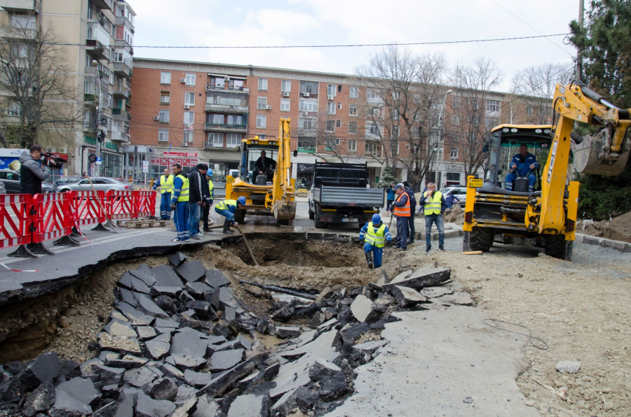 Update. O groapă uriaşă a apărut în centrul oraşului (FOTO şi VIDEO)