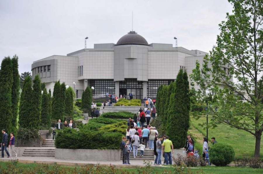 Piesele de teatru de la Planetariu se reprogramează