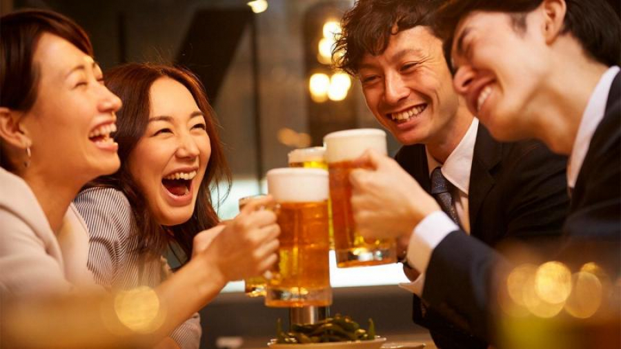Tinerii japonezi, îndemnați să bea mai mult pentru a stimula economia