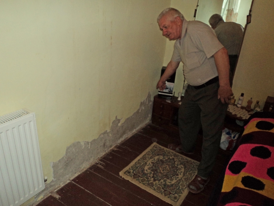 "A crăpat casa de la cutremur!" - Doi bătrâni riscă să le cadă tavanul în cap