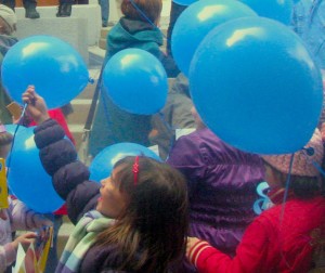 De Ziua Internaţională a Conştientizării Autismului: Baloane şi lumini albastre, la Centrul „Speranţa”