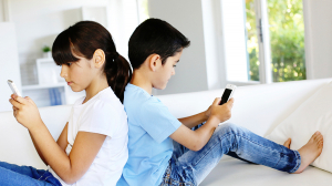AVERTISMENT: Copilăria, mutilată de excesul de telefon