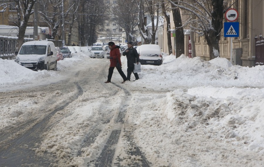 Mutăm zăpada de pe stradă pe trotuar (FOTOREPORTAJ)