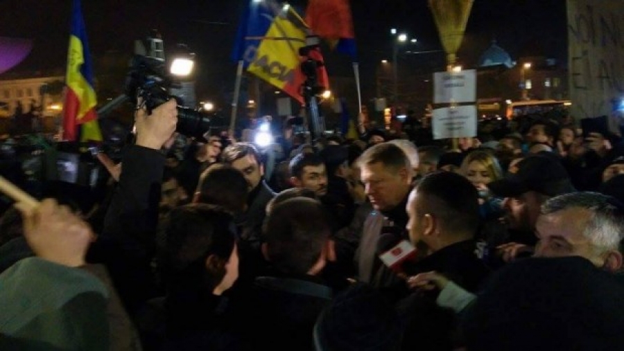 UPDATE/ Preşedintele Klaus Iohannis a fost în Piaţa Universităţii. Ce a declarat cu privire la ANTICIPATE