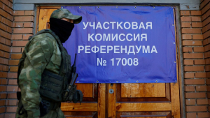 „Referendumurile” orchestrate de Kremlin în Ucraina: Vot din ușă în ușă, secții în Rusia pentru „refugiați”