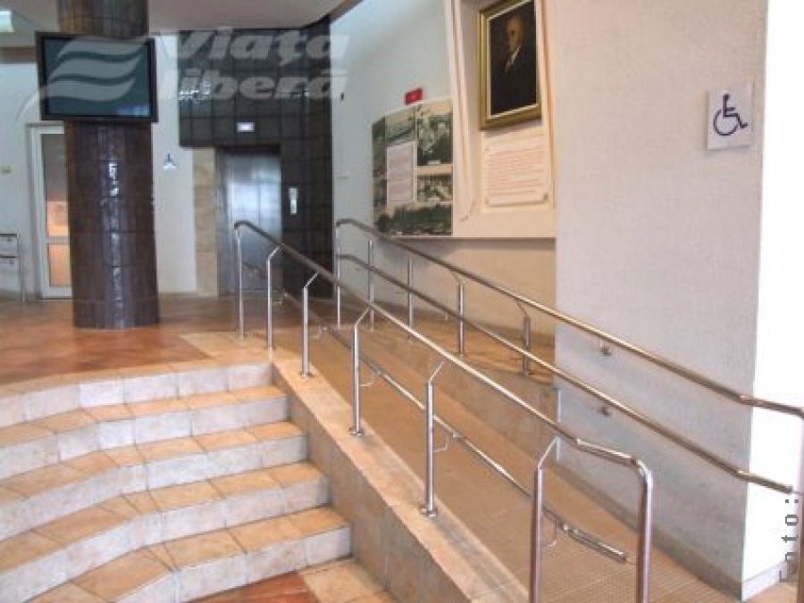 La Complexul Muzeal există lift!