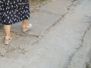 Locatarii trebuie să fie foarte atenţi atunci când circulă prin zonă