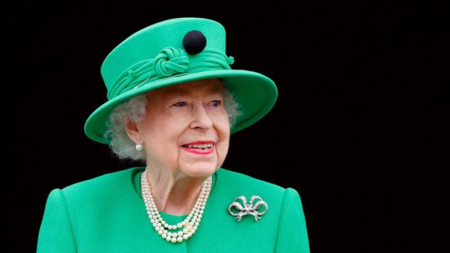 Copleșitoare dovezi de respect pentru Regina Elisabeta a II-a. 48 de ore în ploaie, pentru un ultim omagiu