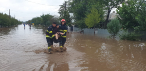 UPDATE. Se intervine în continuare. Este COD ROȘU și nu se circulă pe mai multe drumuri (VIDEO)