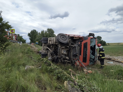 Un șofer de tir a pierdut direcția și a căzut de pe șosea