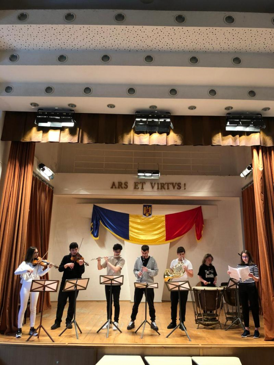 Șapte elevi gălățeni concertează cu o orchestră în Franţa
