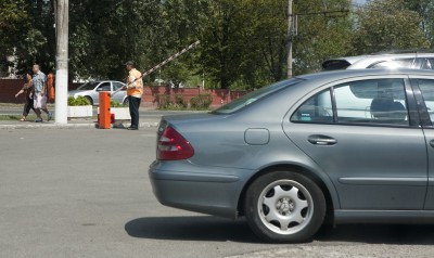 O stradă din Galaţi a fost blocată cu o barieră ilegală! 