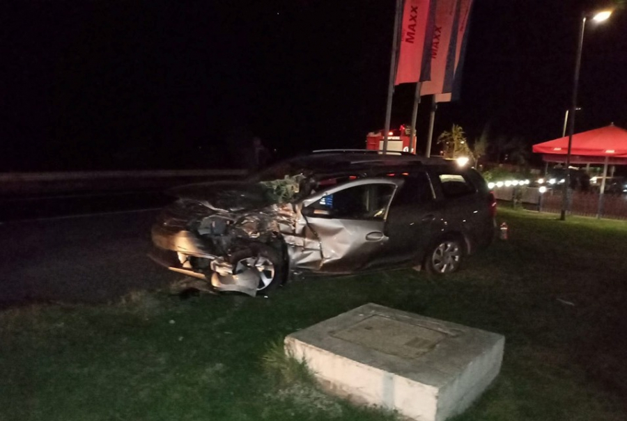 Accident grav la Șendreni. Un Logan a intrat într-un tir cu cereale