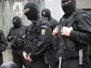 VIDEO Procurorii DIICOT au efectuat 24 de percheziţii la Galaţi / Vizată o grupare care se ocupa de clonarea cardurilor