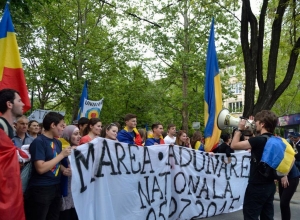 TINERII ŞI ORAŞUL/ Cele două maluri ale Prutului s-au unit la Chişinău. Gălăţenii, solidari cu moldovenii
