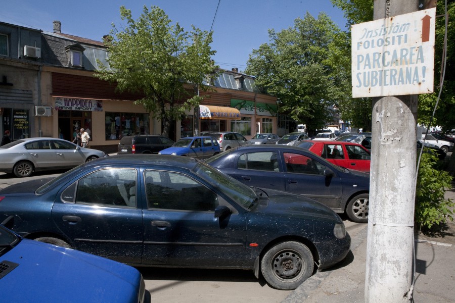 Locurile de parcare cu plată din Piaţa Centrală sunt goale