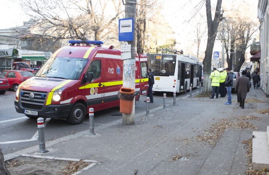 Gălăţenii cad ca popicele la Parfumul Teilor. Încă o bătrână călcată de troleibuz