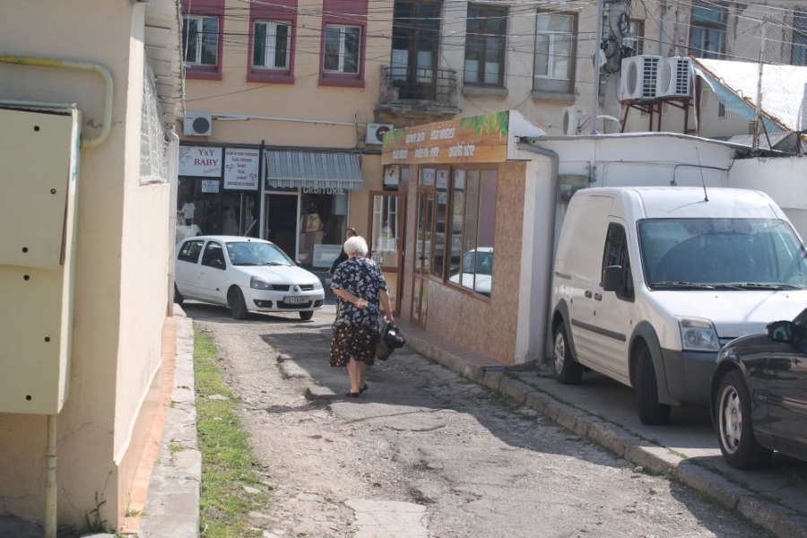 Locuitorii de pe Bălcescu nr. 3 sunt nemulţumiţi: "Sunt unii care au garaje cât un apartament. Vi se pare normal?”